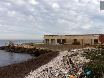 Dopo una centinaia di metri incontriamo uno storico locale serale adagiato sul mare. Nato negli anni 50 col nome di �Verde Luna�, nel 1981 prese il nome di �Le Bateau 2� per diventare, nel 2000, il �Reef�